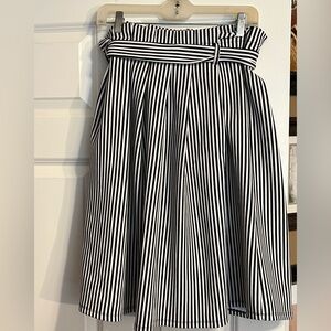Haute Monde Pinstripe high waisted paper bag style cinch skirt. Size Large